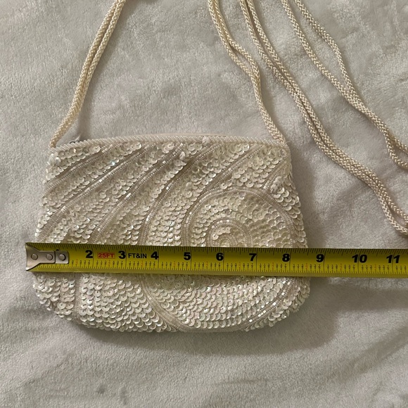La Regale white sequin crossbody evening bag. - Picture 4 of 5